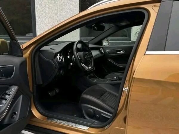 MERCEDES-BENZ GLA 180