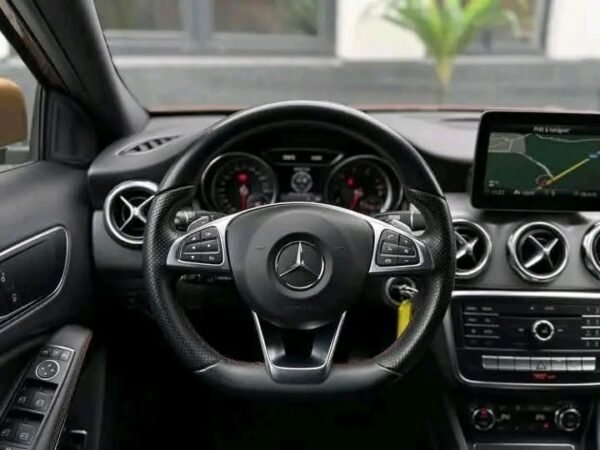 MERCEDES-BENZ GLA 180