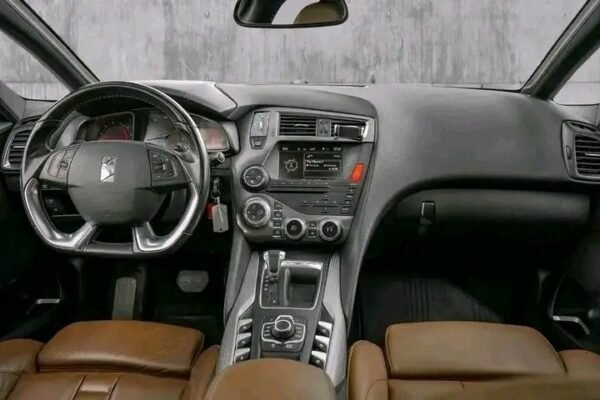 2025/12/1000082169.jpg Citroën DS5